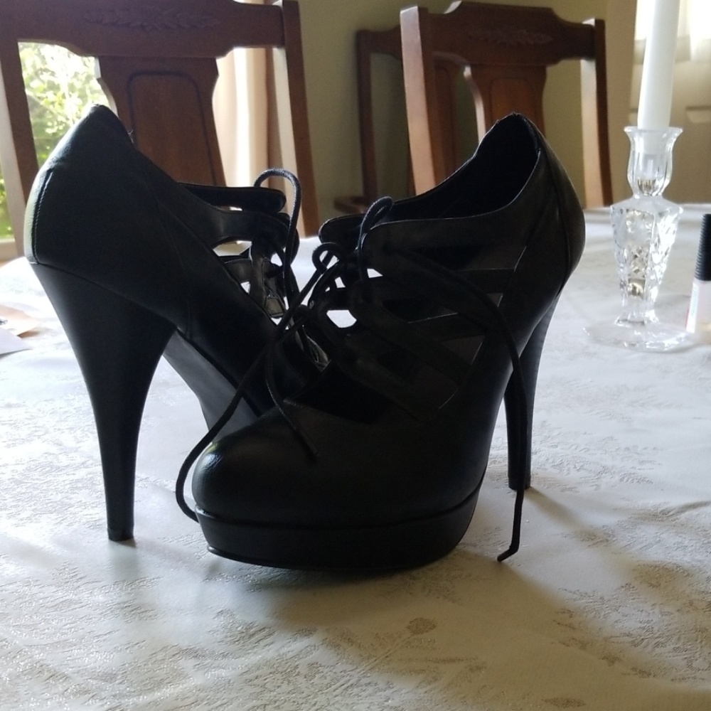 Women's sz 10 black leather heels